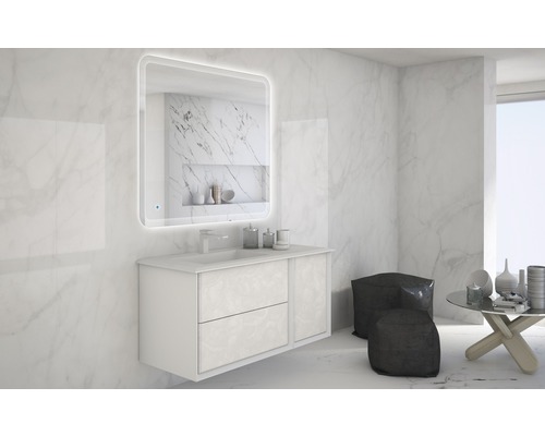 Modernes Badezimmer mit Waschtischunterschrank, Spiegel mit Beleuchtung und Accessoires