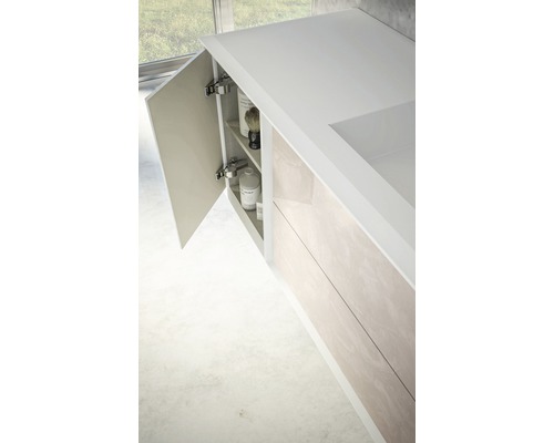 Badezimmer Waschbeckenunterschrank mit geöffneter Tür und Innenregalen zur Aufbewahrung von Badartikeln.