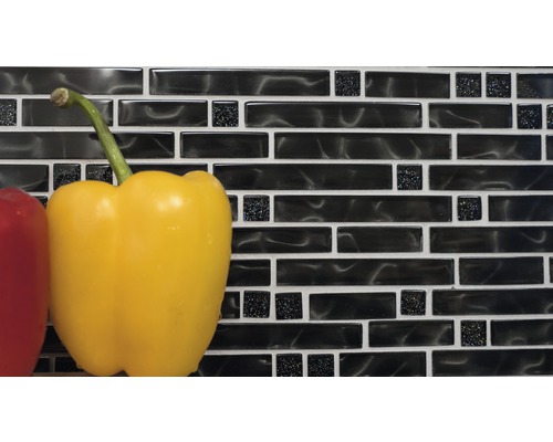 Wandfliese mit Mosaikmuster und gelber Paprika