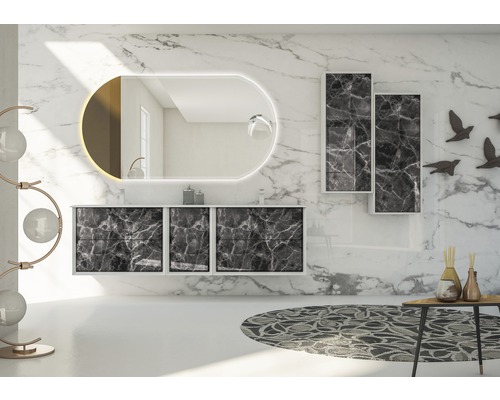 Badezimmer mit Waschtisch, Spiegel und Stauraumelementen im modernen Design