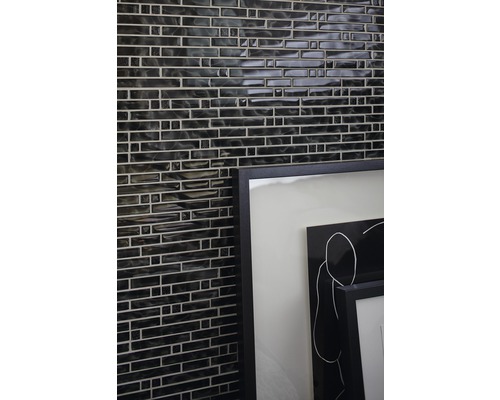 Wand mit Mosaikfliesen und gerahmtem Bild