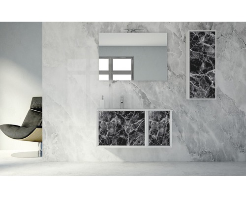 Badezimmer mit Waschtisch, Spiegel und Hängeschrank in Marmoroptik