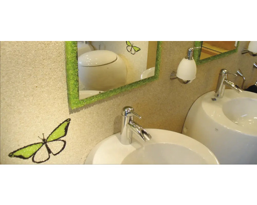 Helles Badezimmer mit Waschbecken, Armaturen und Spiegel