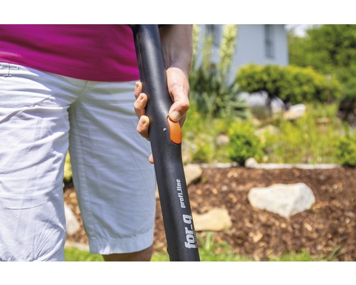 Nahaufnahme einer Person, die einen Gartengerätestiel der Marke For Q profi_line mit orangefarbenem Knopf hält