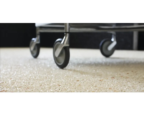 Räder eines Transportwagens auf einem Bodenbelag