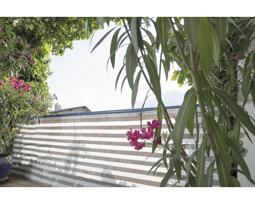 Balkonsichtschutz mit horizontalen Streifen und Pflanzen