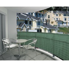 Balkon mit Sichtschutz, Tisch und zwei Stühlen