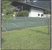 Zaun mit Sichtschutz im Garten vor einem Wohnhaus