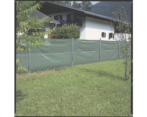 Zaun mit Sichtschutz im Garten vor einem Wohnhaus