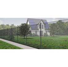 Drahtzaun vor einem Haus mit Garten