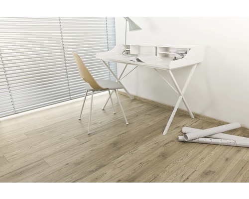 Heller Arbeitsbereich mit Schreibtisch, Stuhl und Laminatboden