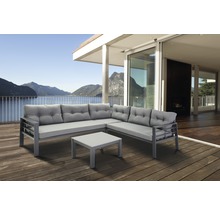 Ecksofa mit Tisch auf einer Terrasse mit Seeblick