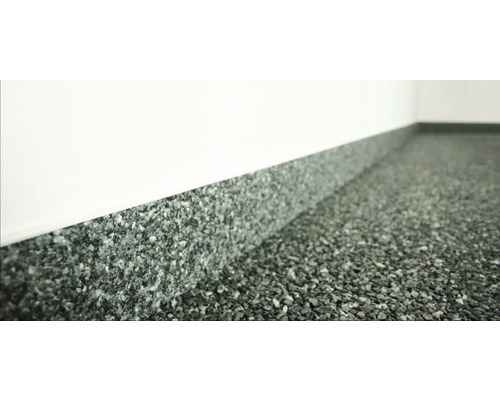 Dekorativer Bodenbelag mit Steinteppich entlang einer Wand