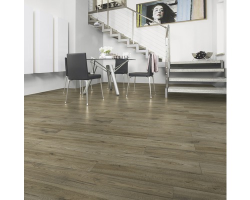 Wohnraum mit Laminatboden in Holzoptik, Esstisch und Treppe