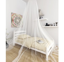 Ein helles Zimmer mit einem Einzelbett unter einem Betthimmel, einer Kunstleinwand und kleinen Regalen