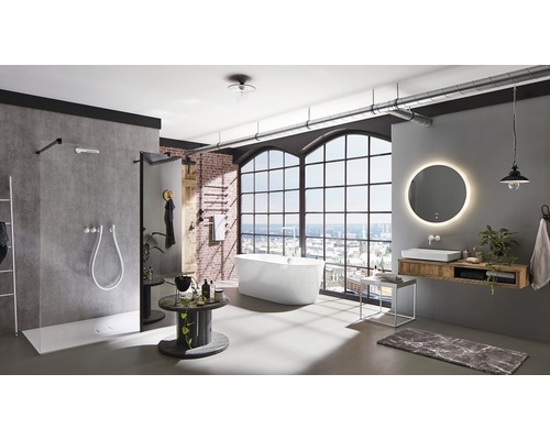 Badezimmer im Loftstil mit Dusche, Badewanne, Waschtisch und großem Fenster
