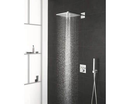 Quadratische Kopfbrause mit laufendem Wasser in einem modernen Badezimmer