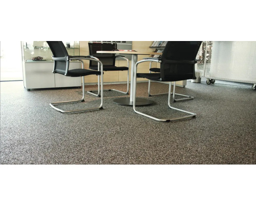 Büroraum mit Epoxidharzboden, Tisch und Stühlen