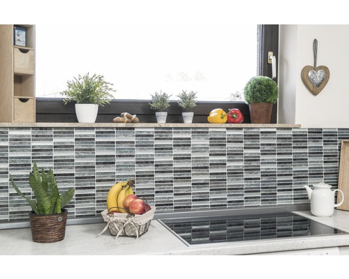 Küchenszene mit Mosaikfliesenwand, Fensterbrett mit Dekoration und Obstkorb