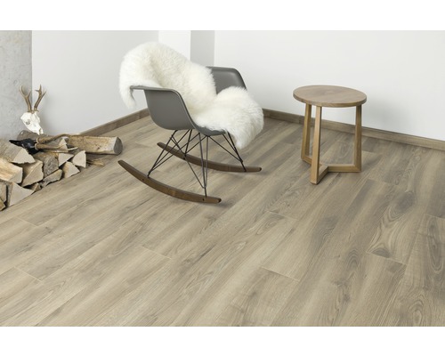 Wohnraum mit Holzfußboden, Schaukelstuhl und Beistelltisch