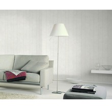 Wohnzimmer mit Sofa, Stehlampe und dekorativer Wandgestaltung für ein helles Ambiente.