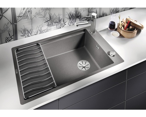 Spüle mit Abtropfgestell, Wasserhahn und Spülmittelspender auf einer Arbeitsplatte