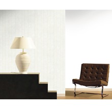 Innenaufnahme mit einer Lampe auf einer Treppe und einem Sessel
