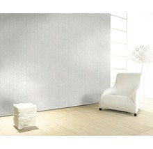 Heller Raum mit Wandpaneelen, Sessel und Lampe