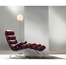 Lounge-Sessel mit Fußstütze und Stehlampe in einem hellen Raum