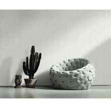 Wohnzimmer mit Sessel, Kaktus und Wandpaneelen