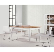 Esszimmer mit Esstisch, Stühlen und Vitrinenschrank