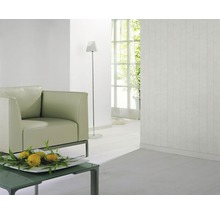 Helles Wohnzimmer mit Sessel, Stehlampe und Wandpaneelen