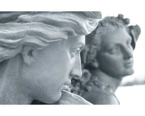 Nahaufnahme von zwei weiblichen Gartenstatuen