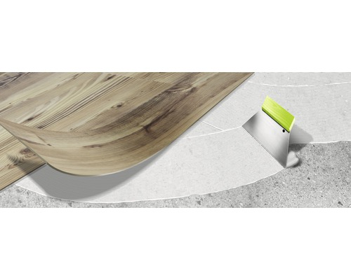 Verlegen von Bodenbelag mit Klebstoff und Spachtel