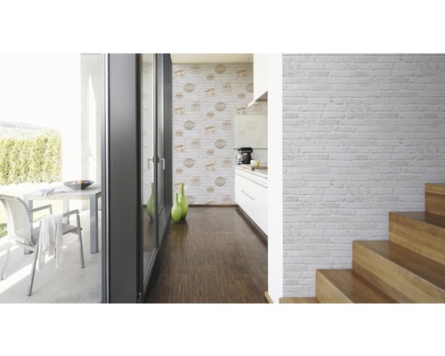 Innenraum mit Backsteintapete und Holzboden