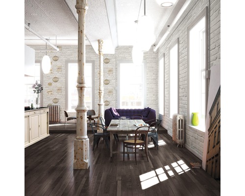 Geräumiges Wohnzimmer mit Holzboden, Esstisch und dekorativer Ziegelwand