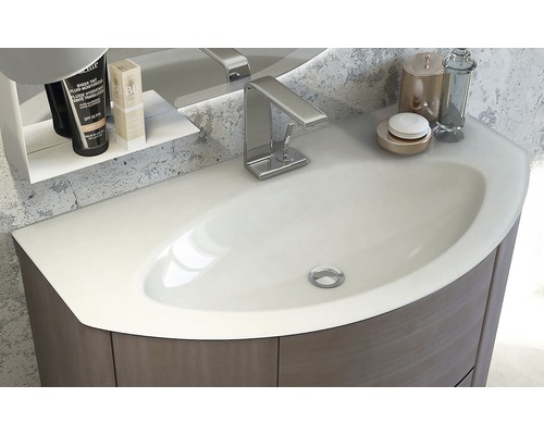 Detailansicht eines Waschtischs mit Armatur, Ablage und Pflegeprodukten