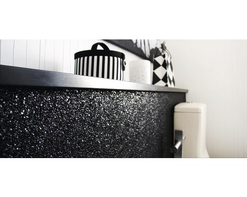 Dekoratives Badezimmer mit dunkler Wandverkleidung, Ablage und Toilette.