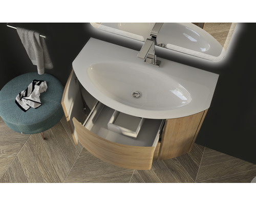 Badezimmer mit Waschtisch, offenem Schubfach, Spiegel und Hocker