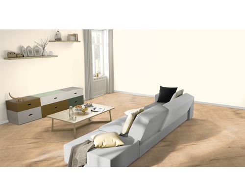 Helles Wohnzimmer mit Sofa, Couchtisch und Kommode