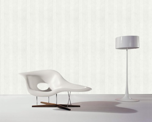 Szene mit Stuhl, Stehlampe und Tapete