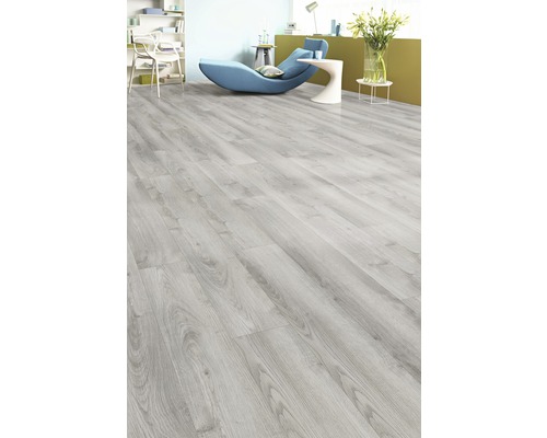 Wohnraum mit hellem Laminatboden in Holzoptik