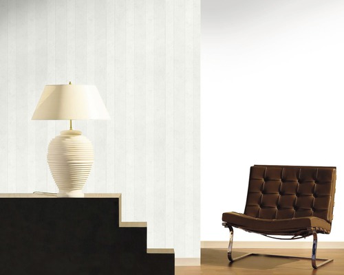 Szene mit einer Lampe auf einem Treppenabsatz und einem Sessel im Hintergrund