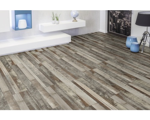 Heller Wohnraum mit Bodenbelag in Holzoptik