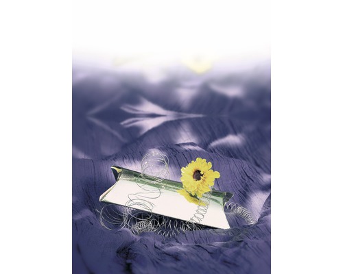 Dekoration mit Spiegel, Draht und gelber Blüte auf Stoff