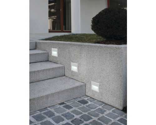 Außentreppe mit eingelassenen LED-Wandleuchten für den Außenbereich