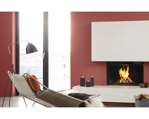 Wohnzimmer mit Kamin, Liegestuhl, Stehlampe und Kerzen