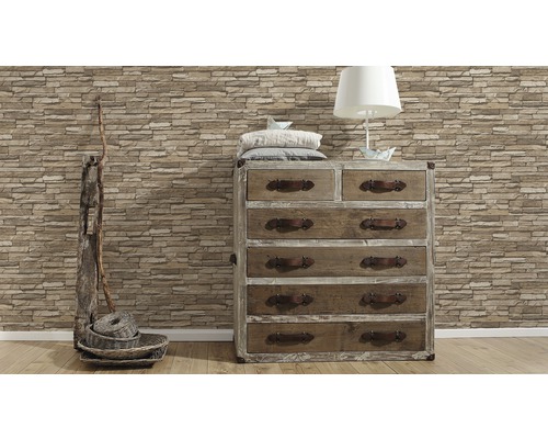 Kommode aus Holz mit sieben Schubladen vor einer Steinwand