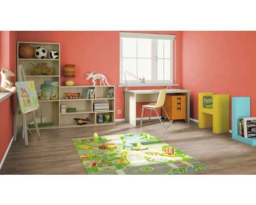 Helles Kinderzimmer mit Bücherregal, Schreibtisch, Stuhl und Spielteppich