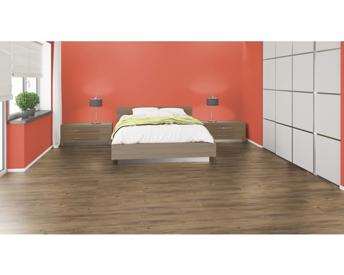 Schlafzimmer mit Bett, Nachttischen, Lampen, Schrank und Laminatboden